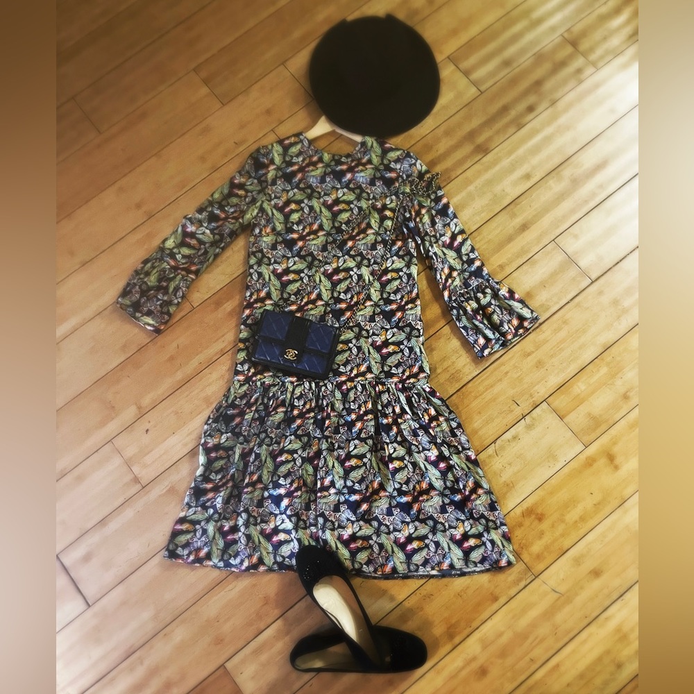 Always in style. Wear it all year around. Dress up/down. 100% Silk